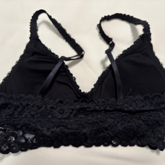 NWT Black Bralette. Sz M. Lace. Plunge. Removable pads. Adjustable straps. - Picture 2 of 10
